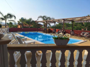 Villa Radiosa In Sicily with fenced pool Please read host info, Favara